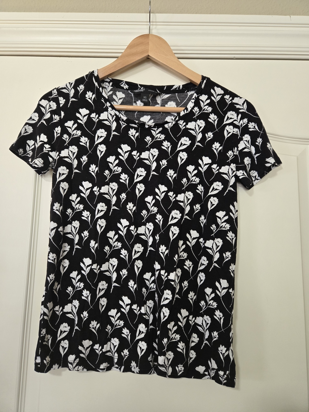 Simply Vera Vera Wang Black Floral Short Sleeve Very Soft Flowy Tee